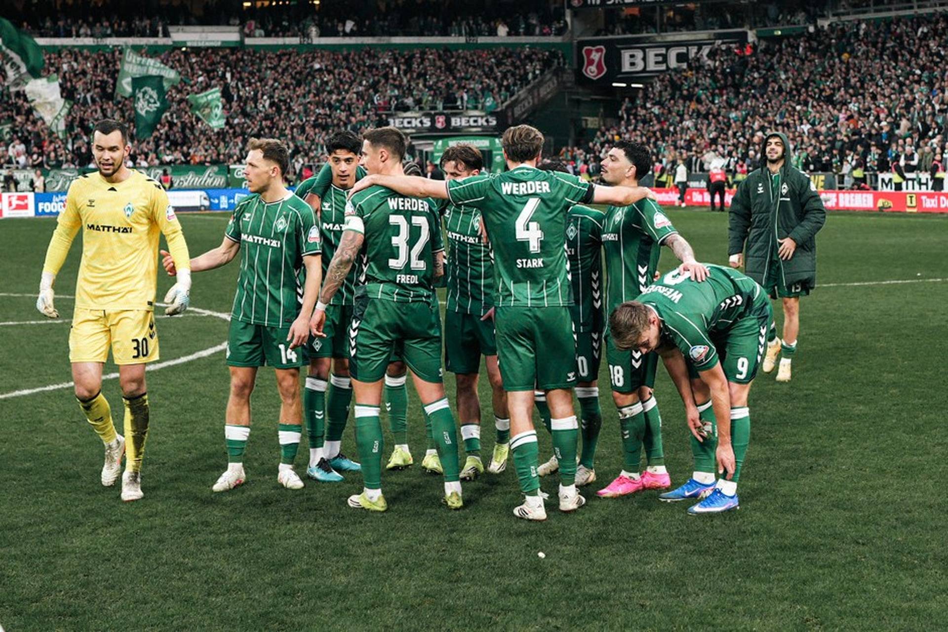 Die Mannschaft jubelt gemeinsam mit allen Spielern an der Mittellinie.