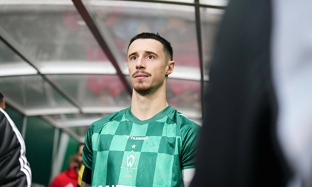 Marco Friedl im Spielertunnel mit dem Werder Weihnachtsbaumtrikot