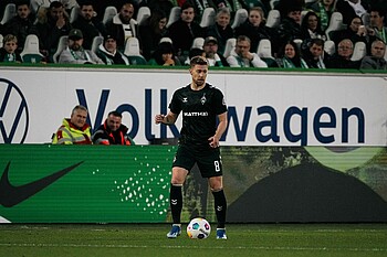 Mitchell Weiser mit Ball am Fuß. 