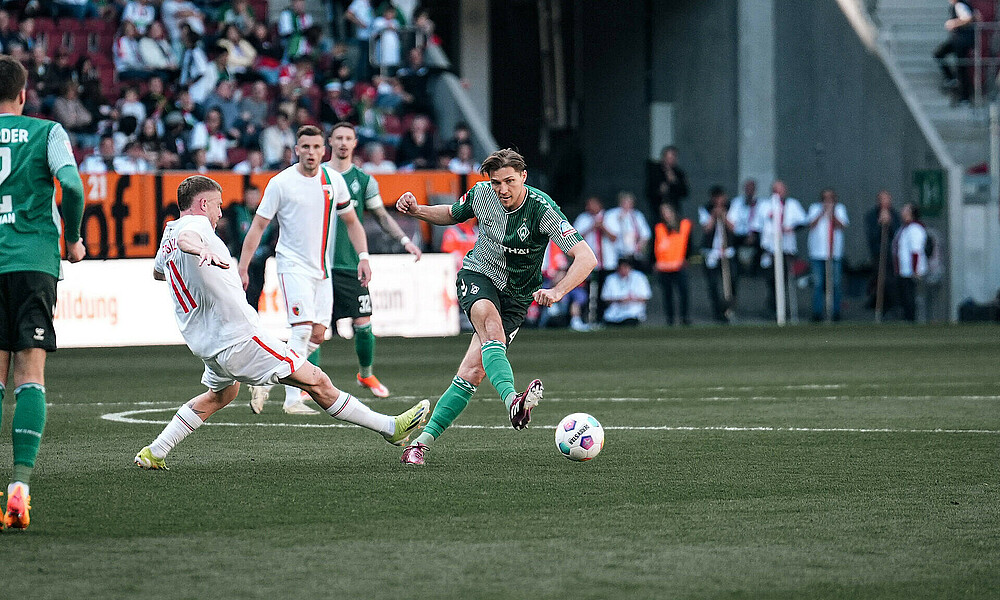 Niklas Stark schießt einen Ball. 