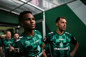 null Felix Agu im Kabinengang.