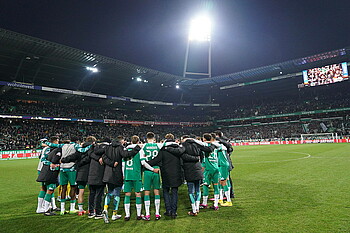 null Die Mannschaft steht nach dem Spiel im Kreis.