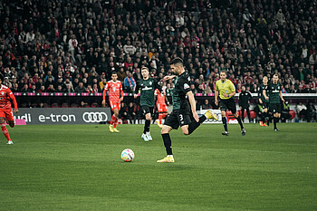 Anthony Jung vollstreckt eine Vorlage von Mitchell Weiser. 