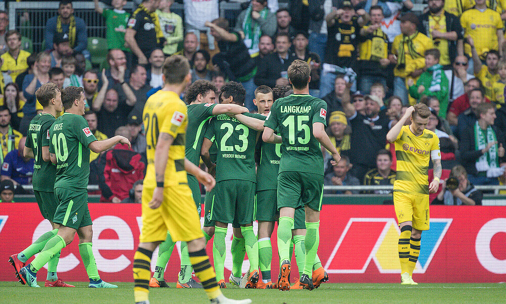 Die Werder-Spieler jubeln gemeinsam.