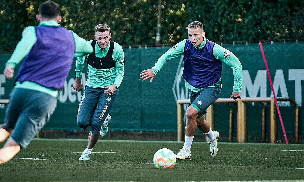 null Schmidt mit Ball am Fuß, neben ihm Marvin Ducksch.