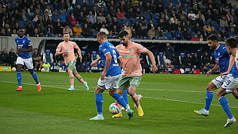 null Anthony Jung im Zweikampf mit einem Hoffenheimer.