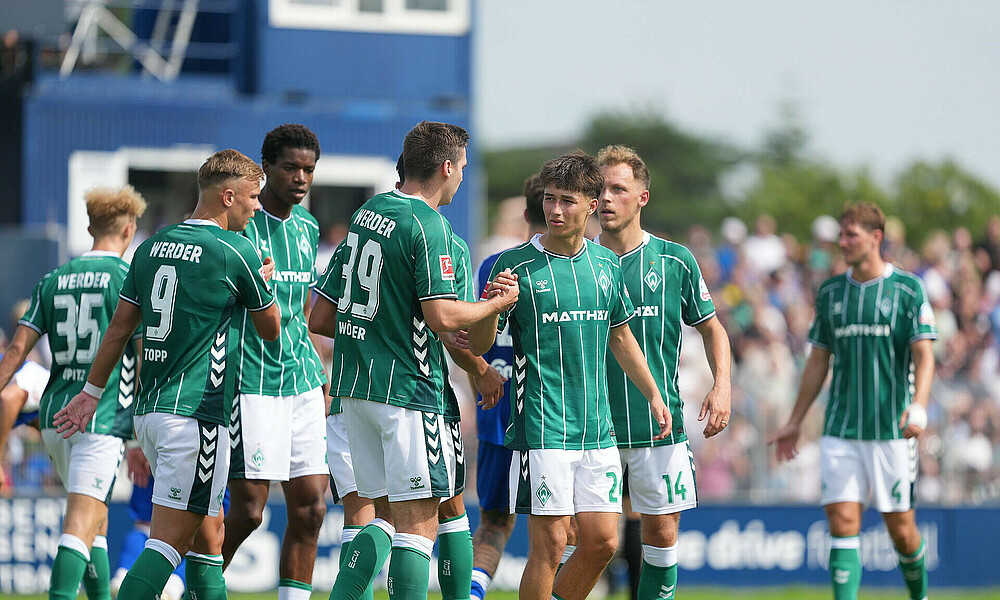 Die Spieler klatschen sich nach dem Führungstor ab.