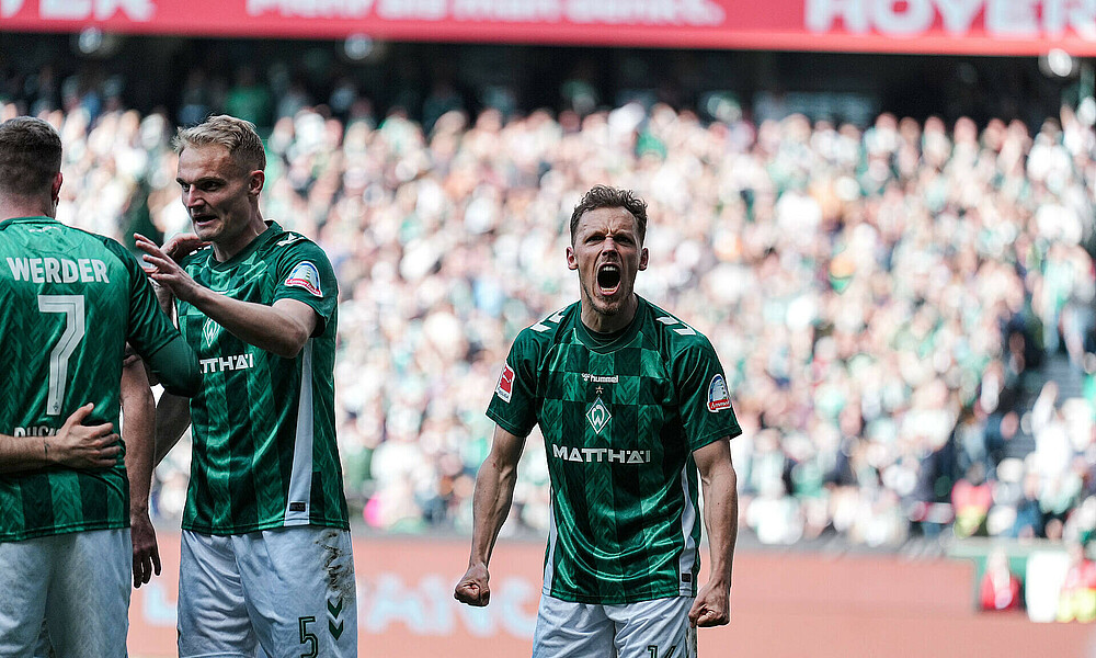 Senne Lynen jubelt in Richtung der Fans im Weserstadion