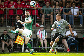 null Oliver Burke schlägt eine Flanke