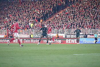 Skelly Alvero im Zweikampf. 