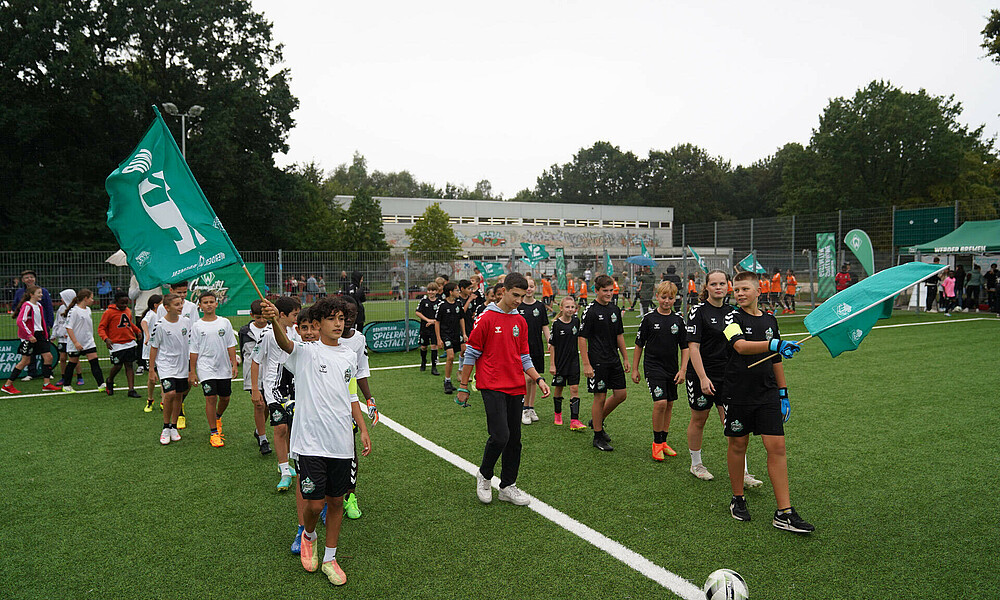 Zwei Teams laufen gemeinsam vor dem Anpfiff auf den Platz ein. (Foto:Werder.de)
