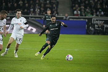 null Werder-Spieler Niclas Füllkrug im Zweikampf.