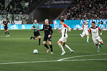 Marvin Ducksch mit Ball am Fuß. 
