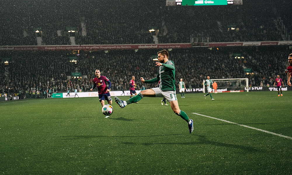 Mitchell Weiser nimmt den Ball vor David Raum an. 