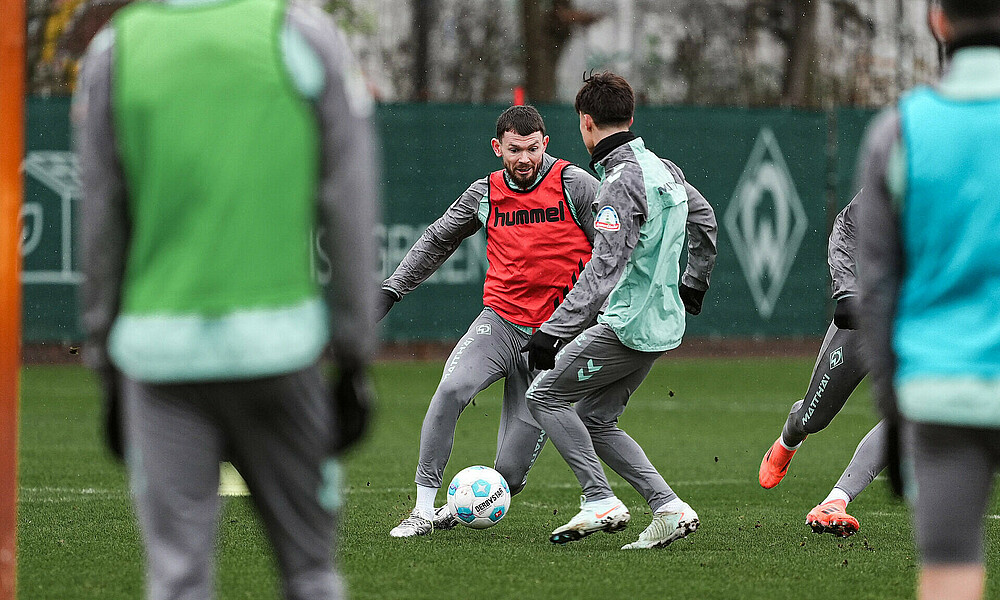 null Oliver Burke mit dem Ball am Fuß.