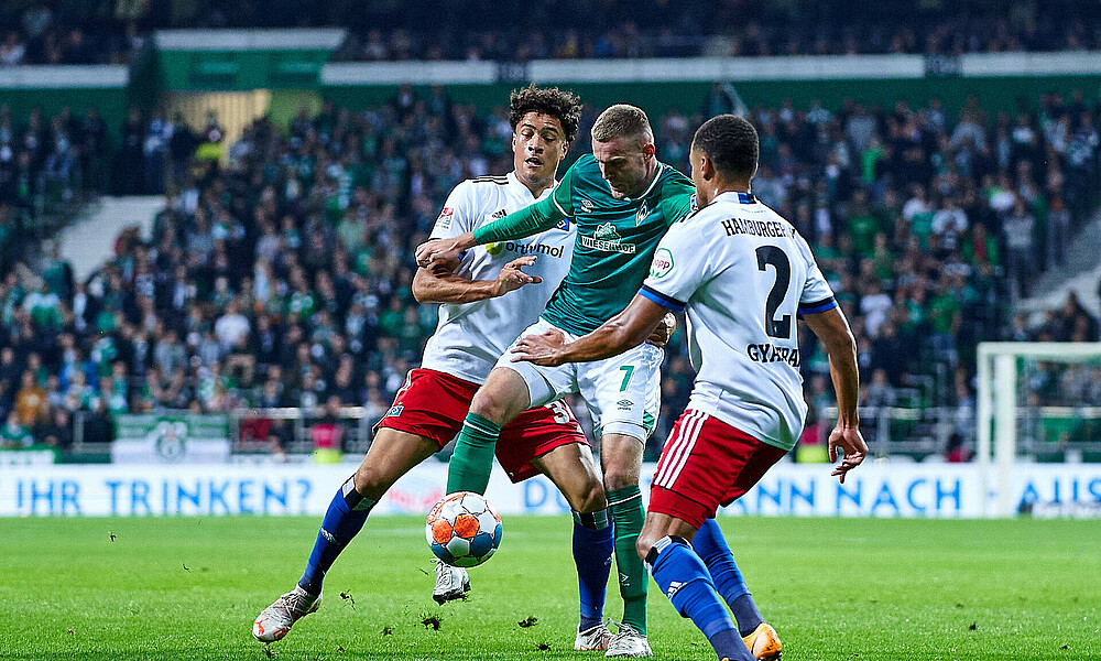 null Marvin Ducksch im Zweikampf gegen den Hamburger SV