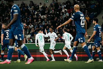 null Skelly Alvero klatscht Justin Njinmah ab.