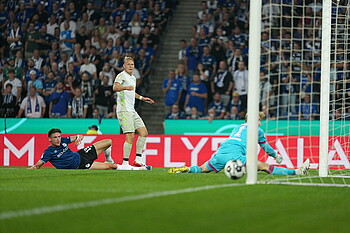 Marco Grüll schaut dem Ball hinterher.