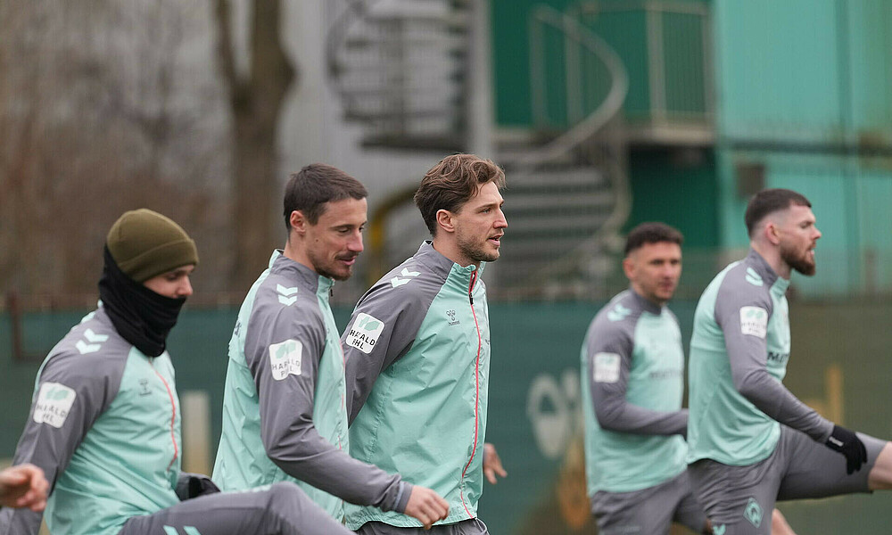 Werder-Spieler um Niklas Stark und Marco Friedl im Teamtraining