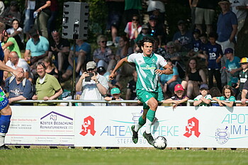 Nelson Valdez mit Ball am Fuß.