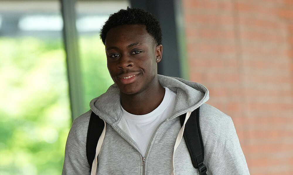 Neuzugang Dikeni Salifou bei seiner Ankunft im wohninvest WESERSTADION.