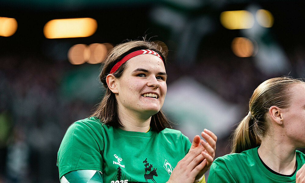 null Johanna Wende klatscht in die Hände und bedankt sich nach dem Spiel bei den Fans.