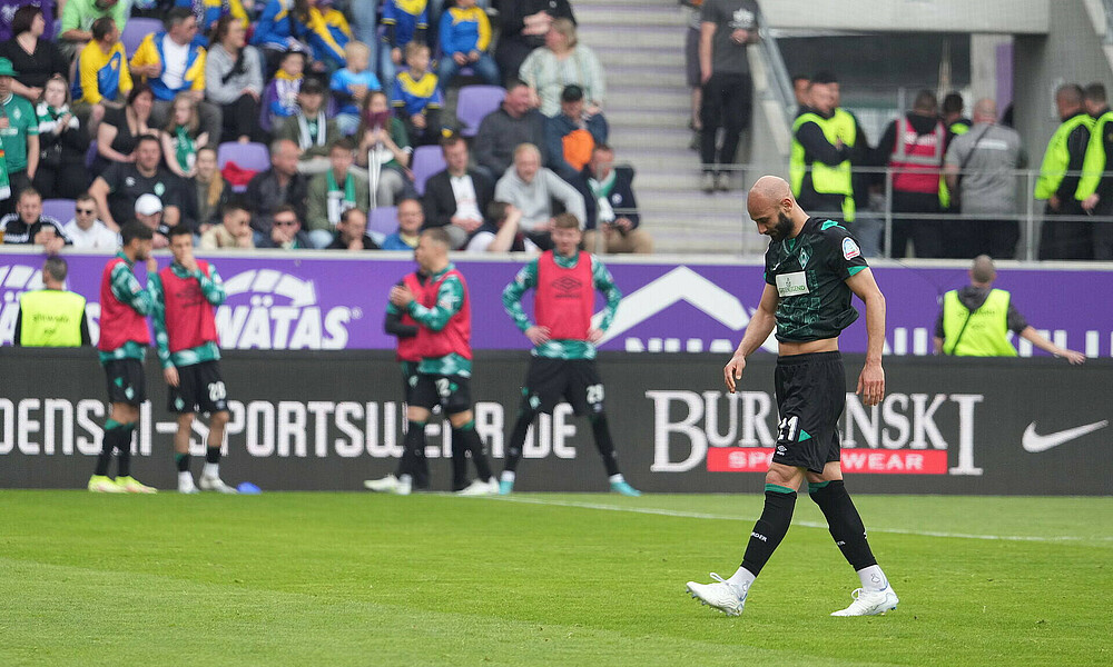 null Ömer Toprak übergibt seine Binde an Leonardo Bittencourt und verlässt verletzt den Platz