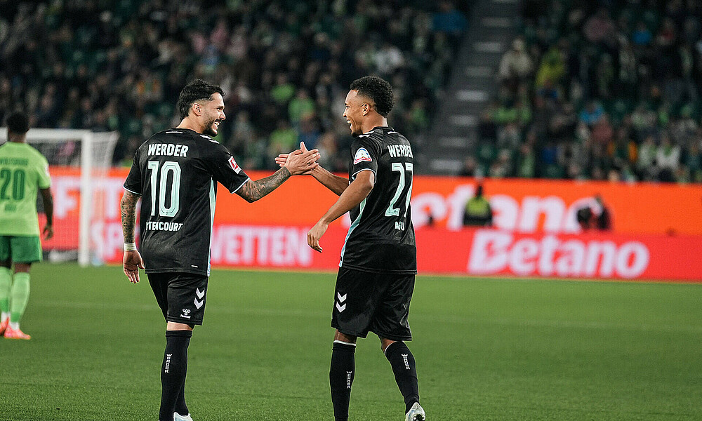 Felix Agu klatscht mit Leonardo Bittencourt ab. 