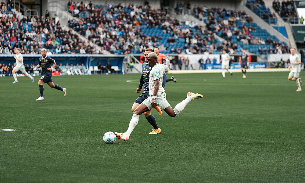 null Derrick Köhn schießt aus das Tor.