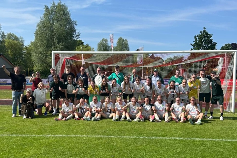 Die Spielerinnen der 2. Frauen jubeln in der Kamera.