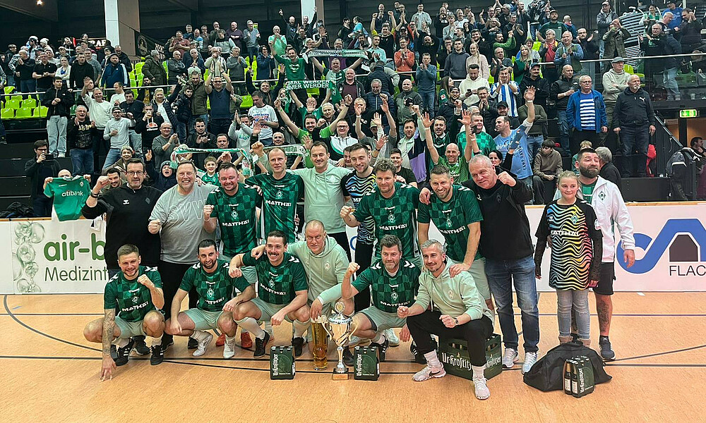 null Die Traditionsmannschaft feiert den Turniersieg.