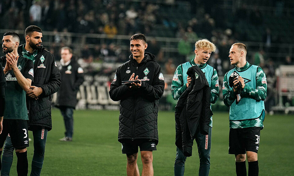 Fabio Chiarodia applaudiert nach dem Spiel gegen Gladbach.