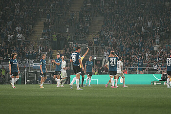 null Schiedsrichter Hartmann zeigt Bittencourt die Rote Karte.