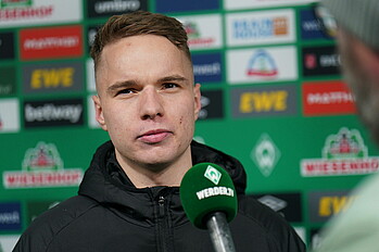 Schmidt am WERDER.TV-Mikrofon. 