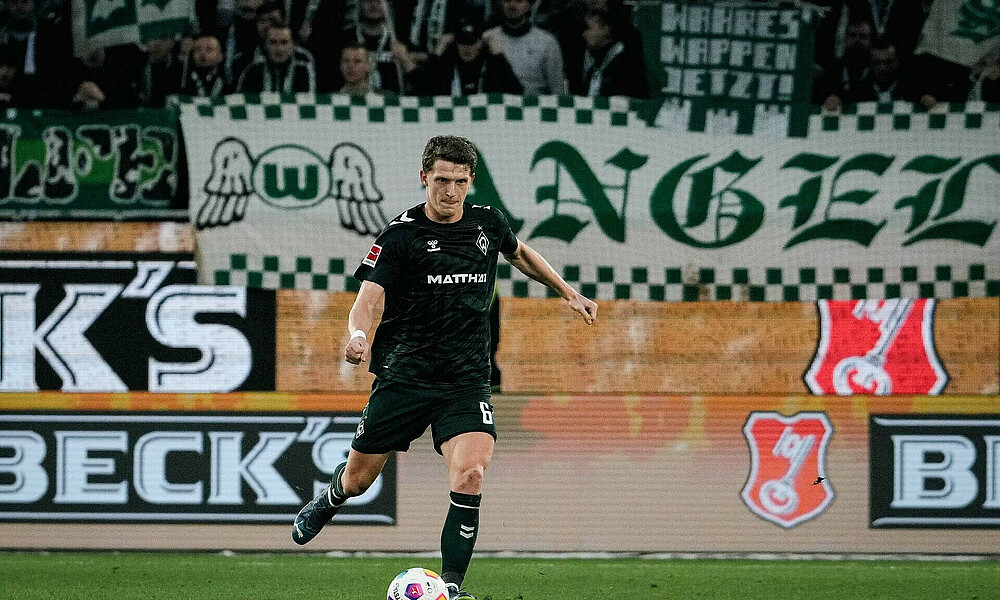 Jens Stage spielt einen Pass. 