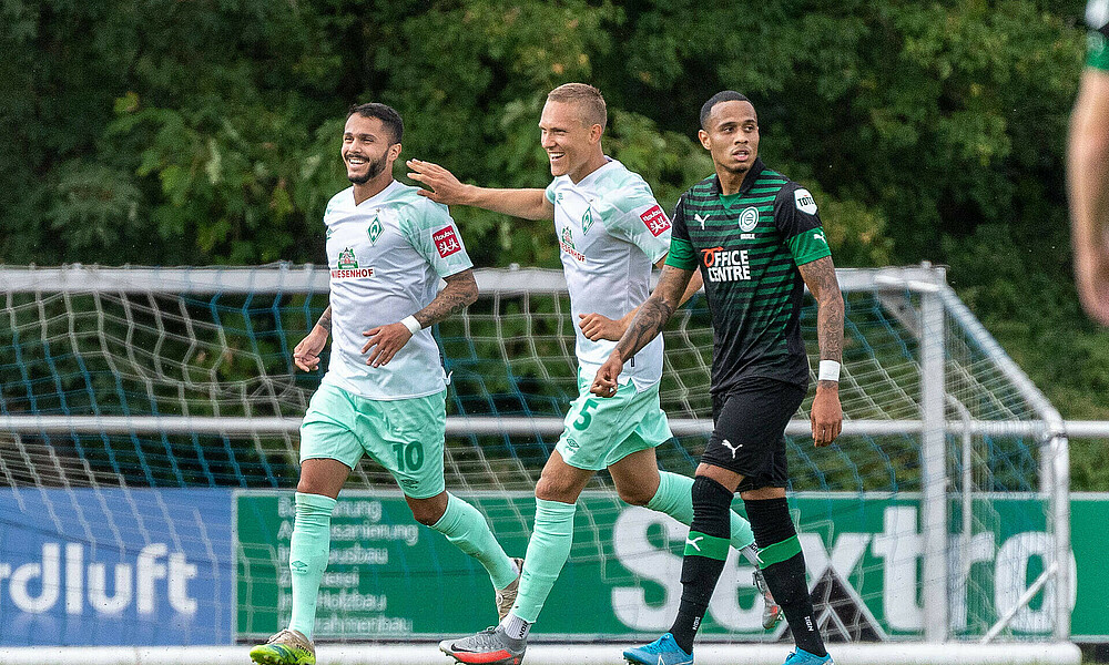 Leonardo Bittencourt bekommt Glückwünsche von Ludwig Augusstinsson, ein Groninger Spieler läuft nebenher.