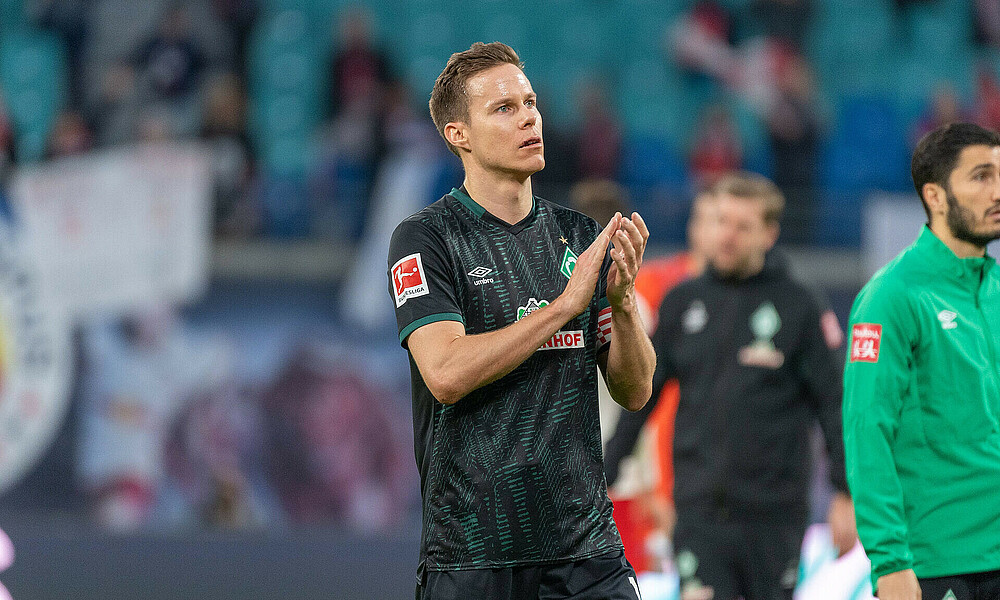 Moisander klatscht in die Hände. 