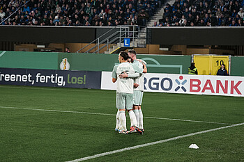 Die Spieler freuen sich nach einem Tor gegen Paderborn im Pokal. 