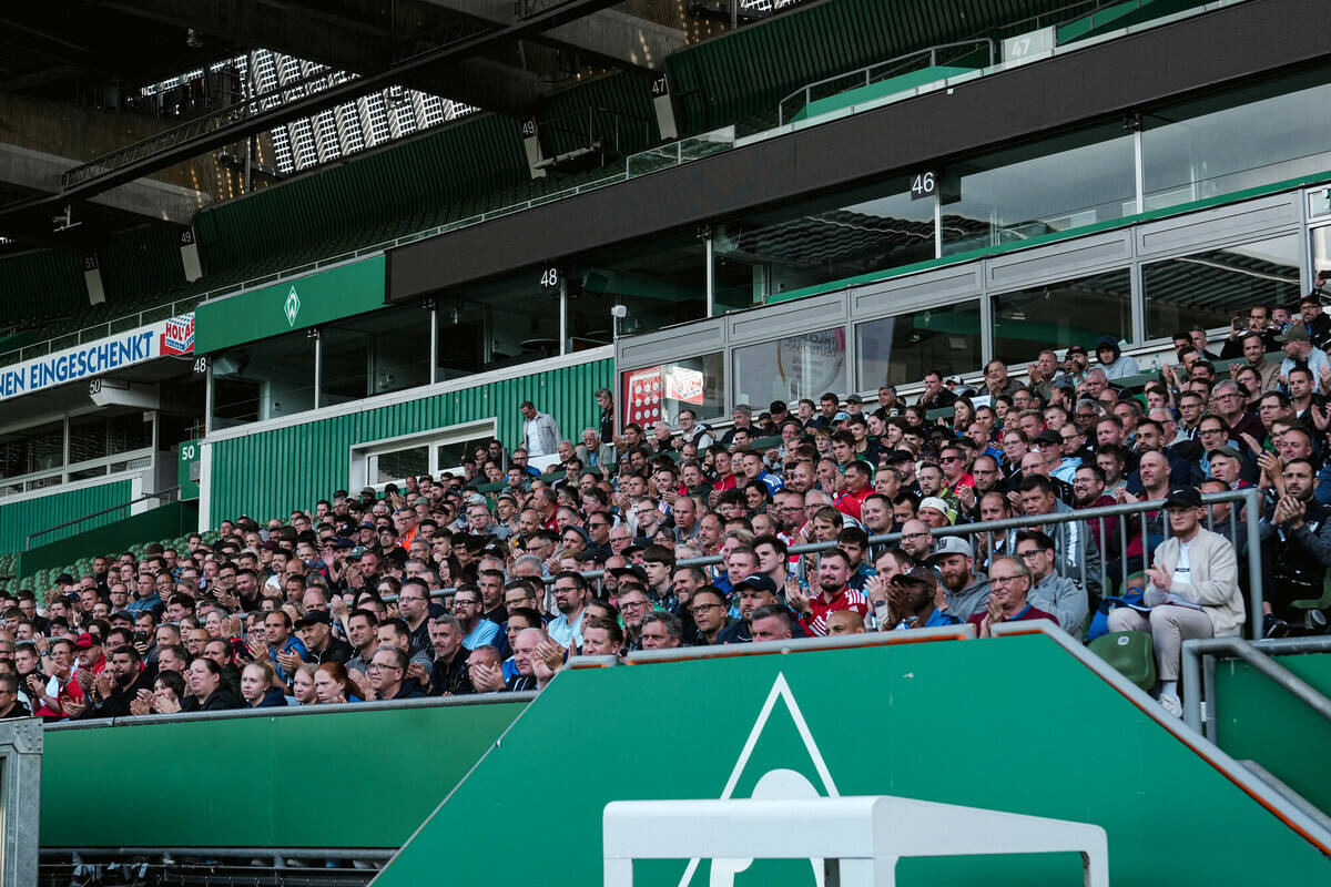 null Viele Menschen sitzen auf der Tribüne des Weserstadions