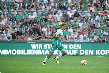 null Niklas Stark auf dem Spielfeld am Ball