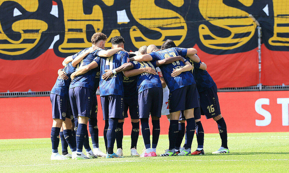 Die Startelf von Mainz 05 macht einen Spielerkreis vor dem Spiel gegen Union Berlin.