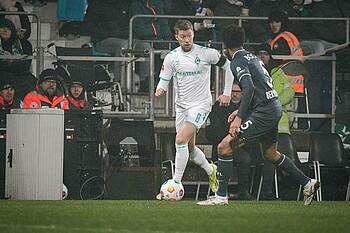 null Mitchell Weiser mit Ball am Fuß gegen seinen Gegenspieler.