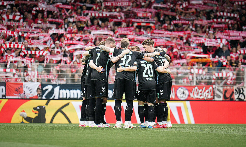 Die Mannschaft steht gemeinsam im Kreis. 