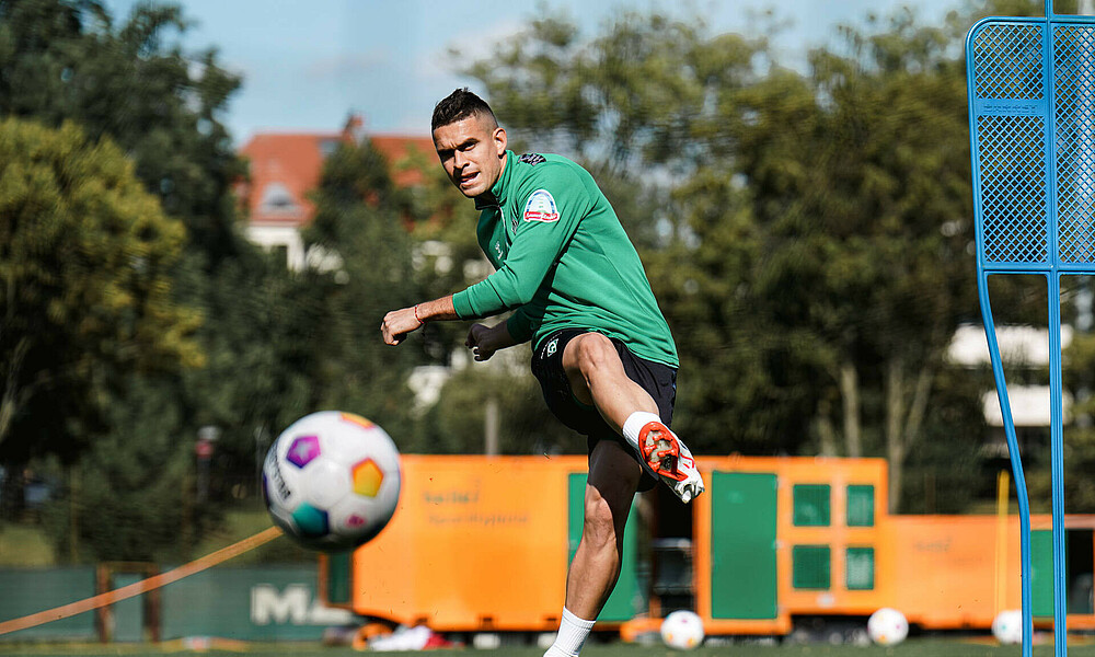 Rafael Borré schießt beim Training aufs Tor.