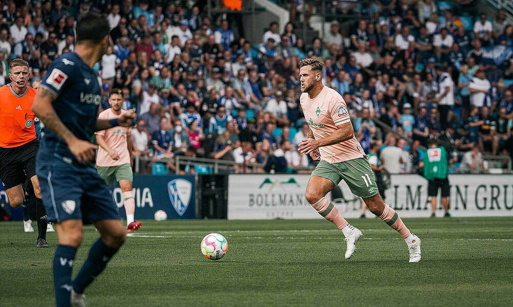 null Niclas Füllkrug dribbelt und schaut nach einem freien Mitspieler.