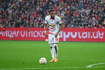 null Nkunku beim Freistoß.