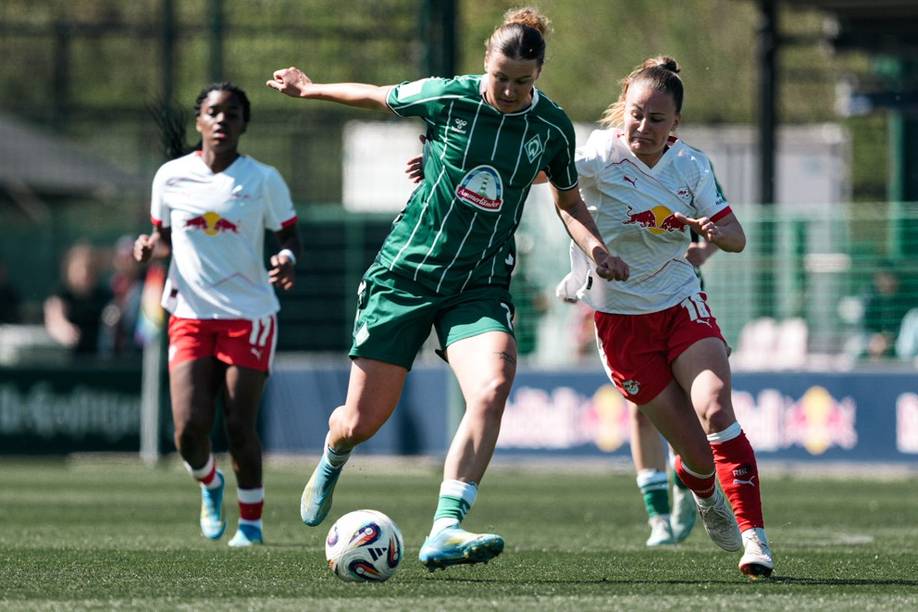 Mühlhaus mit Ball am Fuß unter Bedrängnis einer Gegenspielerin.