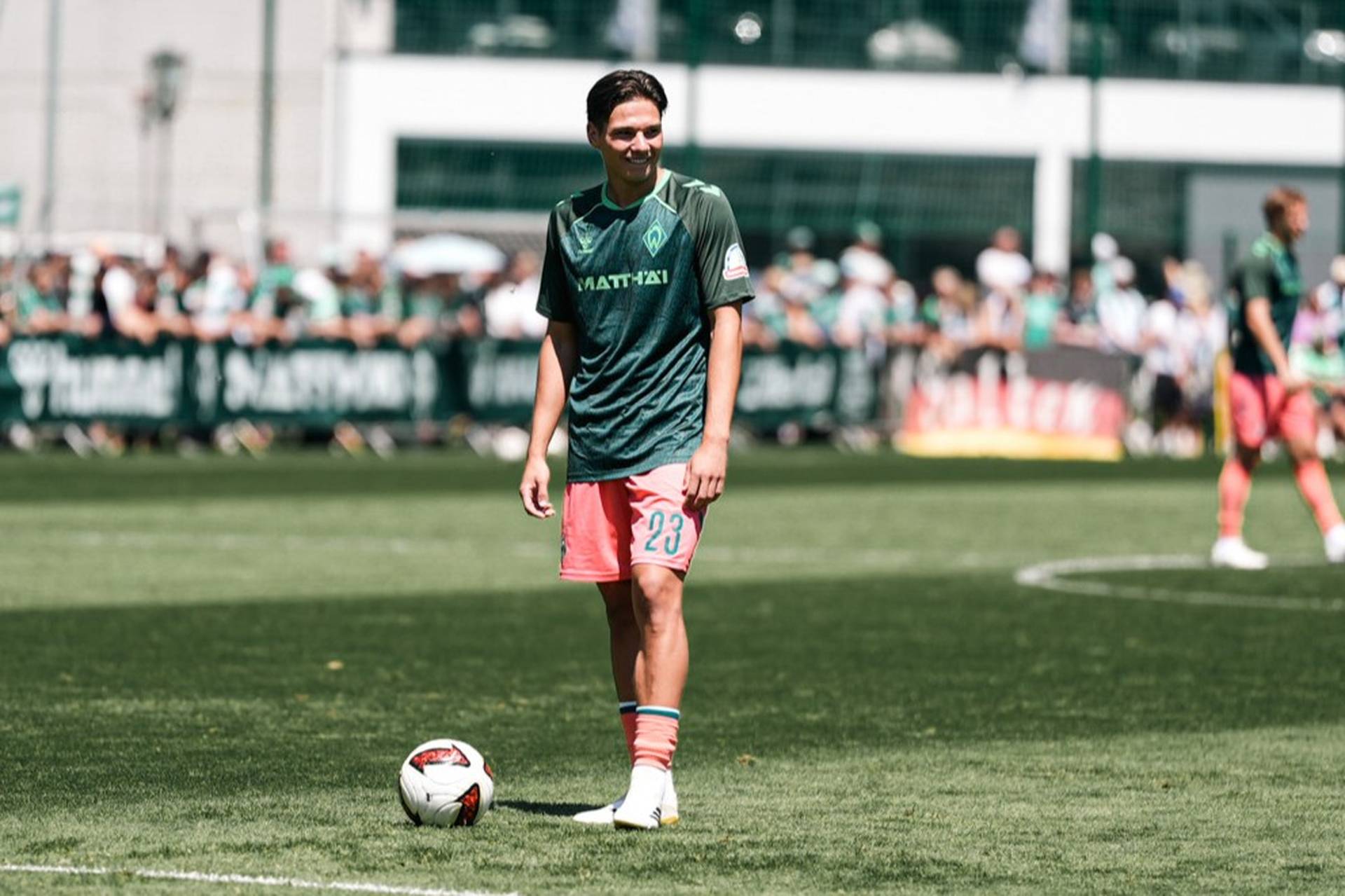 Darius Stalmach mit Ball am Fuß.