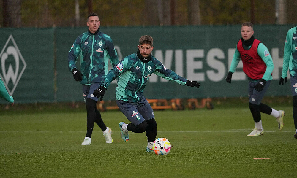 Romano Schmid am Ball im Training. 