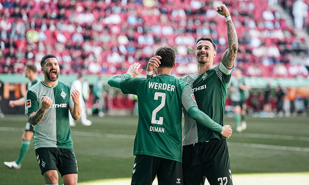 null Marco Friedl jubelt mit Olivier Deman.